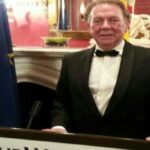 Alberto Giménez receives the gold medal awarded by Forum Europe 2001