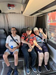Usuarios de Casaverde en el bus de excursión en Terramar
