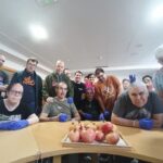 Los residentes de Casaverde Villa de Catral disfrutan de una actividad de reminiscencia y destreza manual con granadas