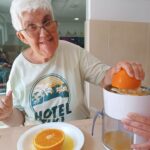 Taller de cocina terapéutico en Casaverde Villa de Catral: autonomía, estimulación y bienestar en el día a día