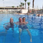 Un verano para disfrutar: un grupo de Casaverde Villa de Catral se refresca en la piscina