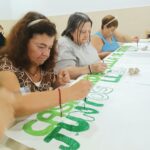 Casaverde Integra y Casaverde Mayores colaboran en la creación de una pancarta: inclusión y trabajo en equipo